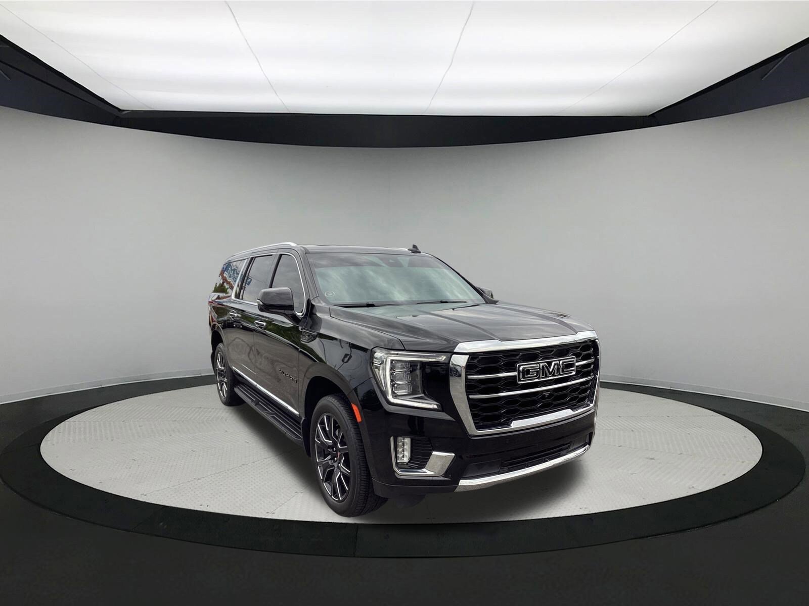 Used 2024 GMC Yukon XL SLT w/ SLT Premium Package AWD/4WD image 2