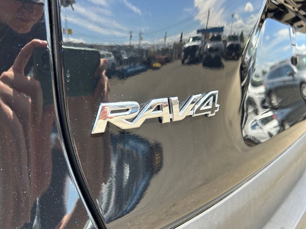 Used 2022 Toyota RAV4 XLE Premium image 32