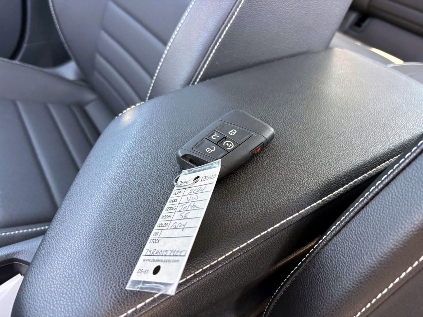 Used 2024 Volkswagen Jetta SE image 31