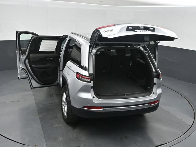 New 2026 Jeep Grand Cherokee Laredo w/ Trailer Tow Package AWD/4WD image 52