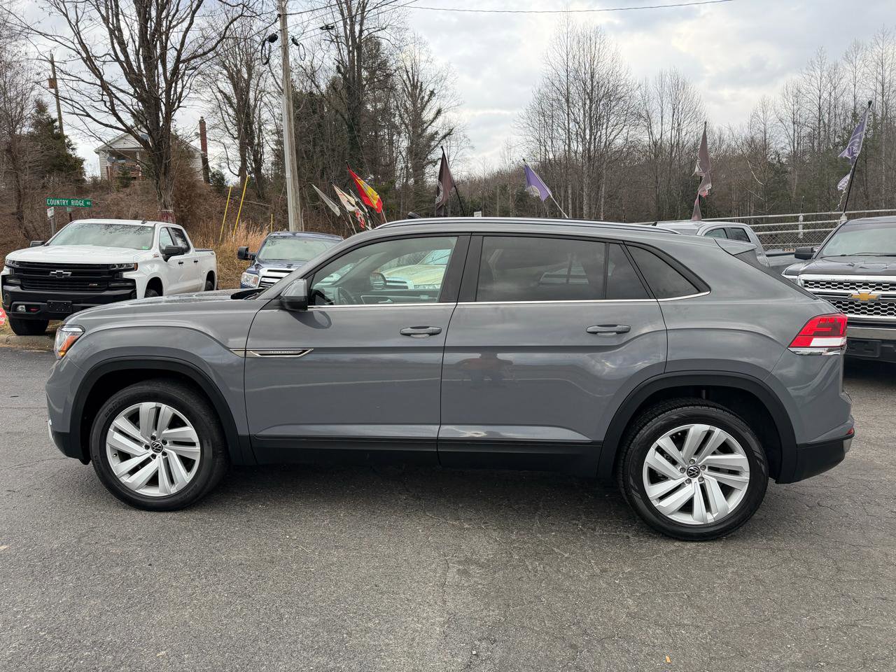 Used 2021 Volkswagen Atlas Cross Sport SE w/ Panoramic Sunroof Package FWD image 4