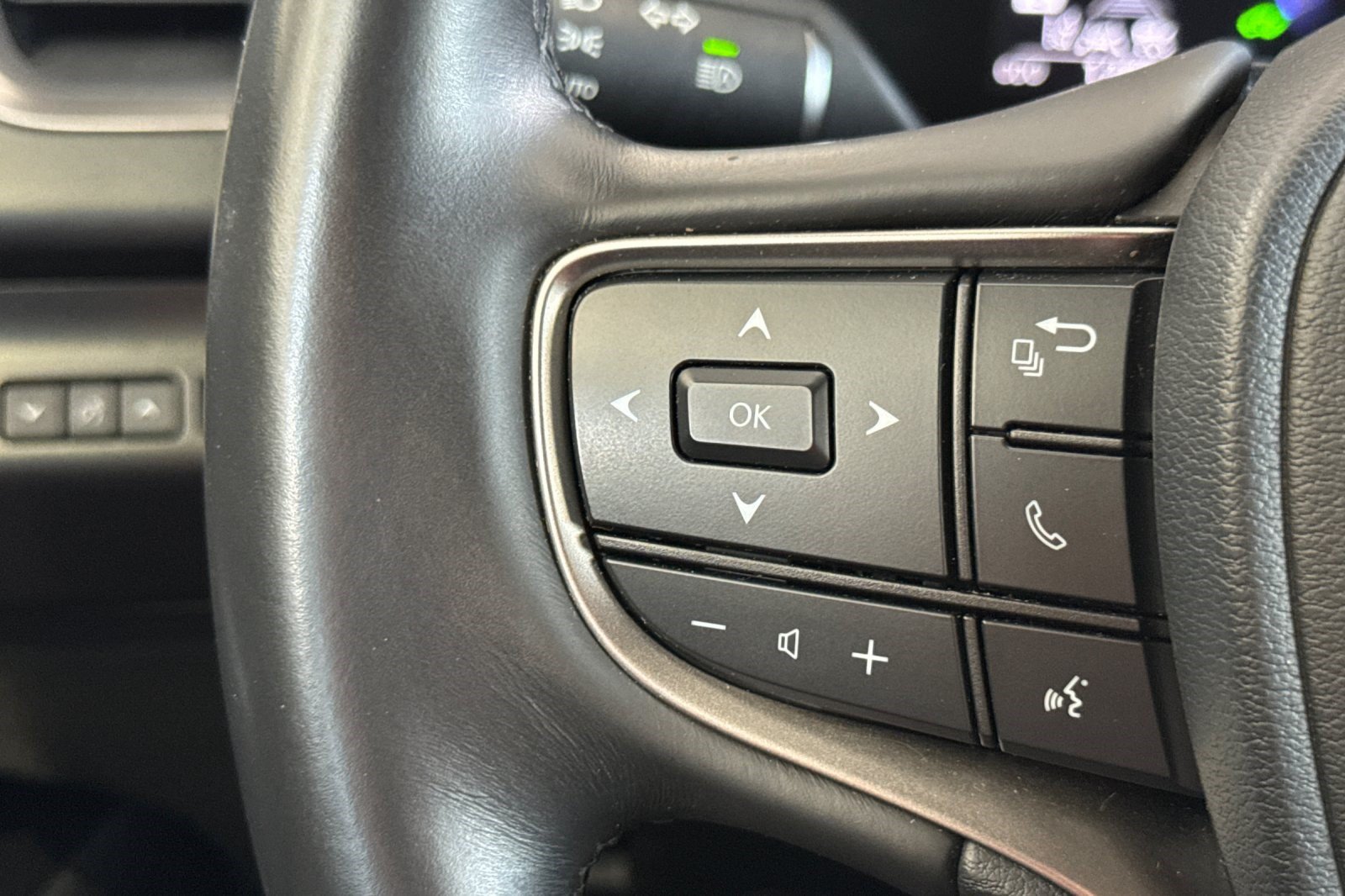 Certified 2025 Lexus UX 300h FWD w/ Accessory Package (Z2) image 30