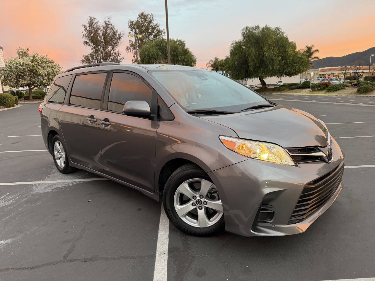 Used 2020 Toyota Sienna LE image 4