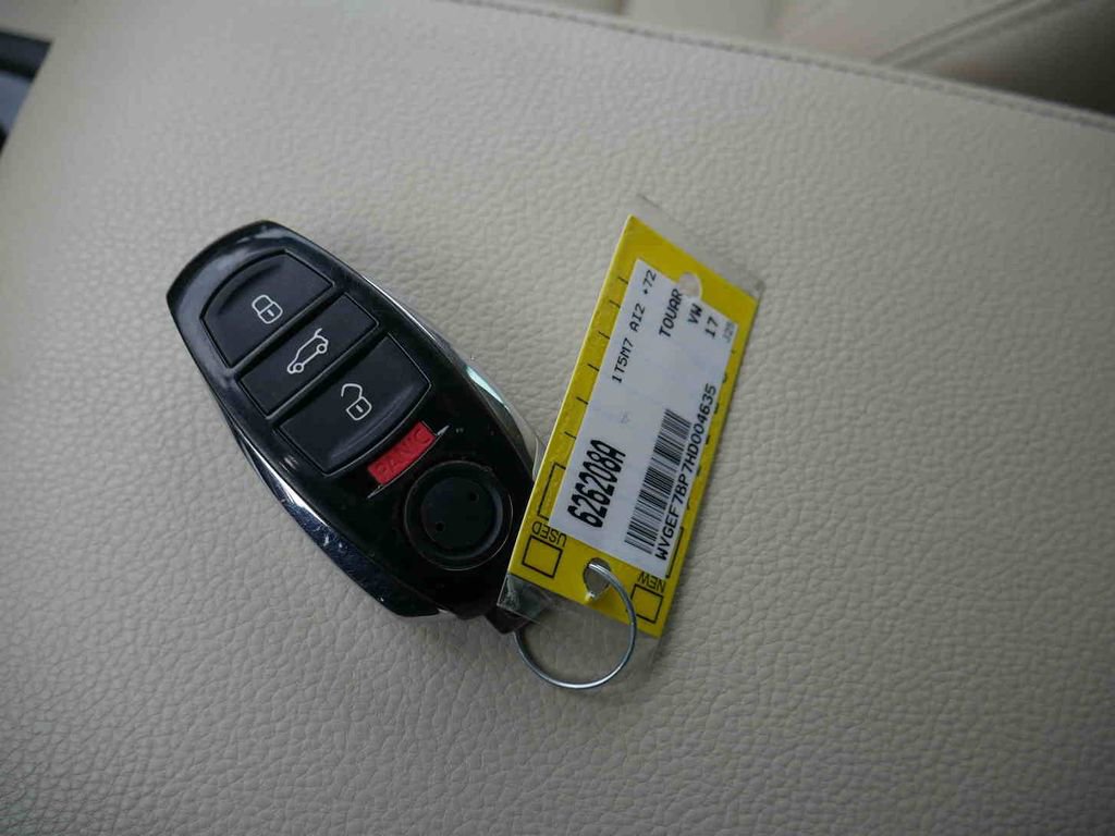 Used 2017 Volkswagen Touareg Sport image 34