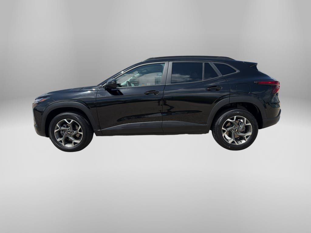 Used 2025 Chevrolet Trax LT FWD image 2