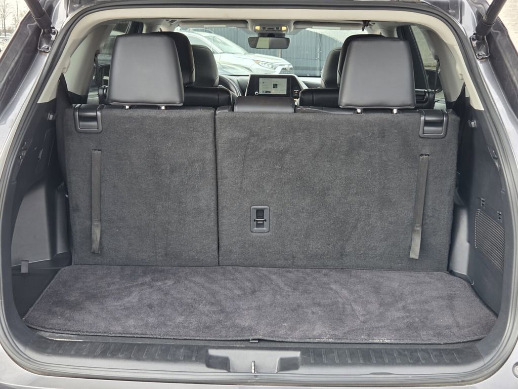 Used 2025 Toyota Highlander XLE image 9