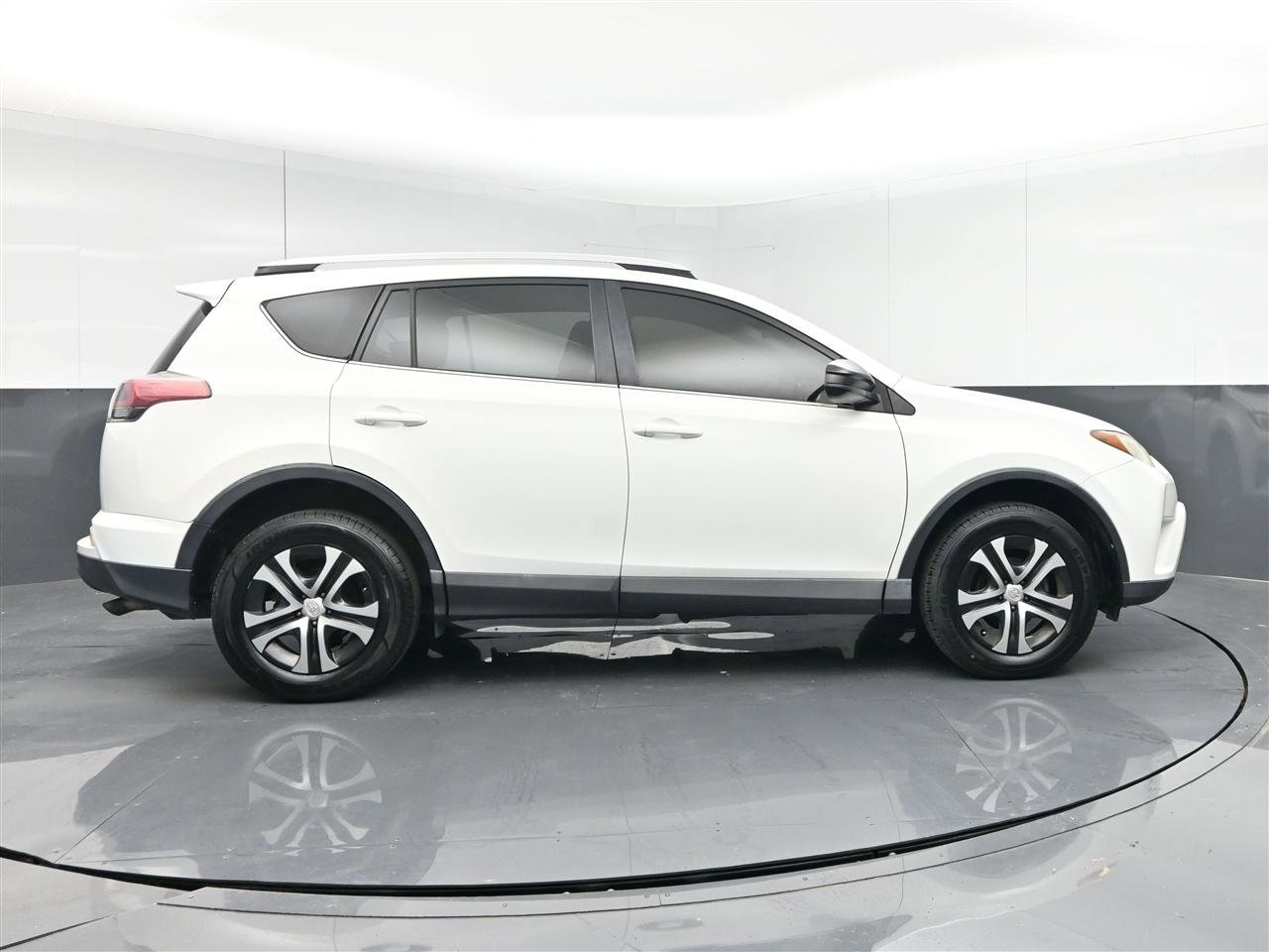 Used 2016 Toyota RAV4 LE AWD/4WD image 4