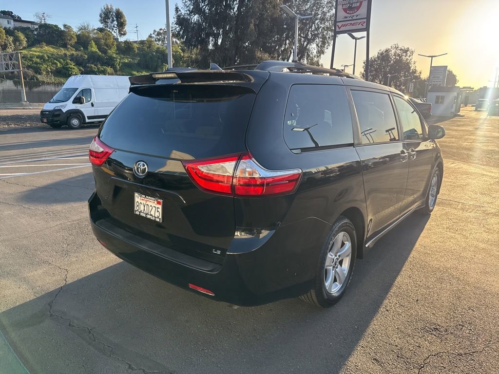 Used 2018 Toyota Sienna LE w/ Carpet Mat Package image 8