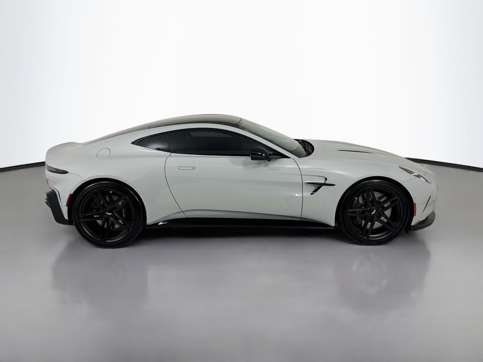 Used 2025 Aston Martin V8 Vantage Coupe RWD image 9