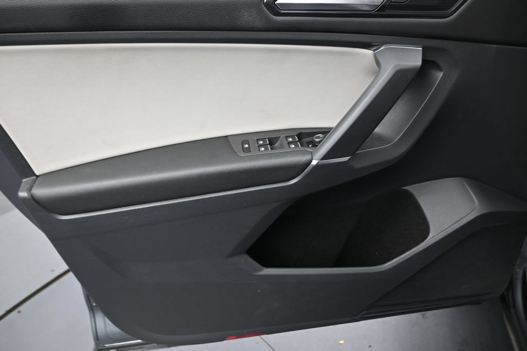 Used 2018 Volkswagen Tiguan SE w/ 18" Alloy Wheels Package FWD image 11