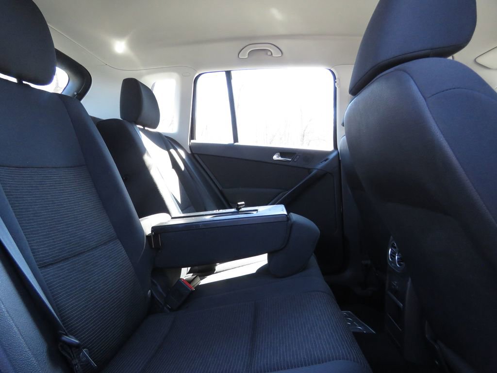 Used 2017 Volkswagen Tiguan Limited w/ Premium Package image 16