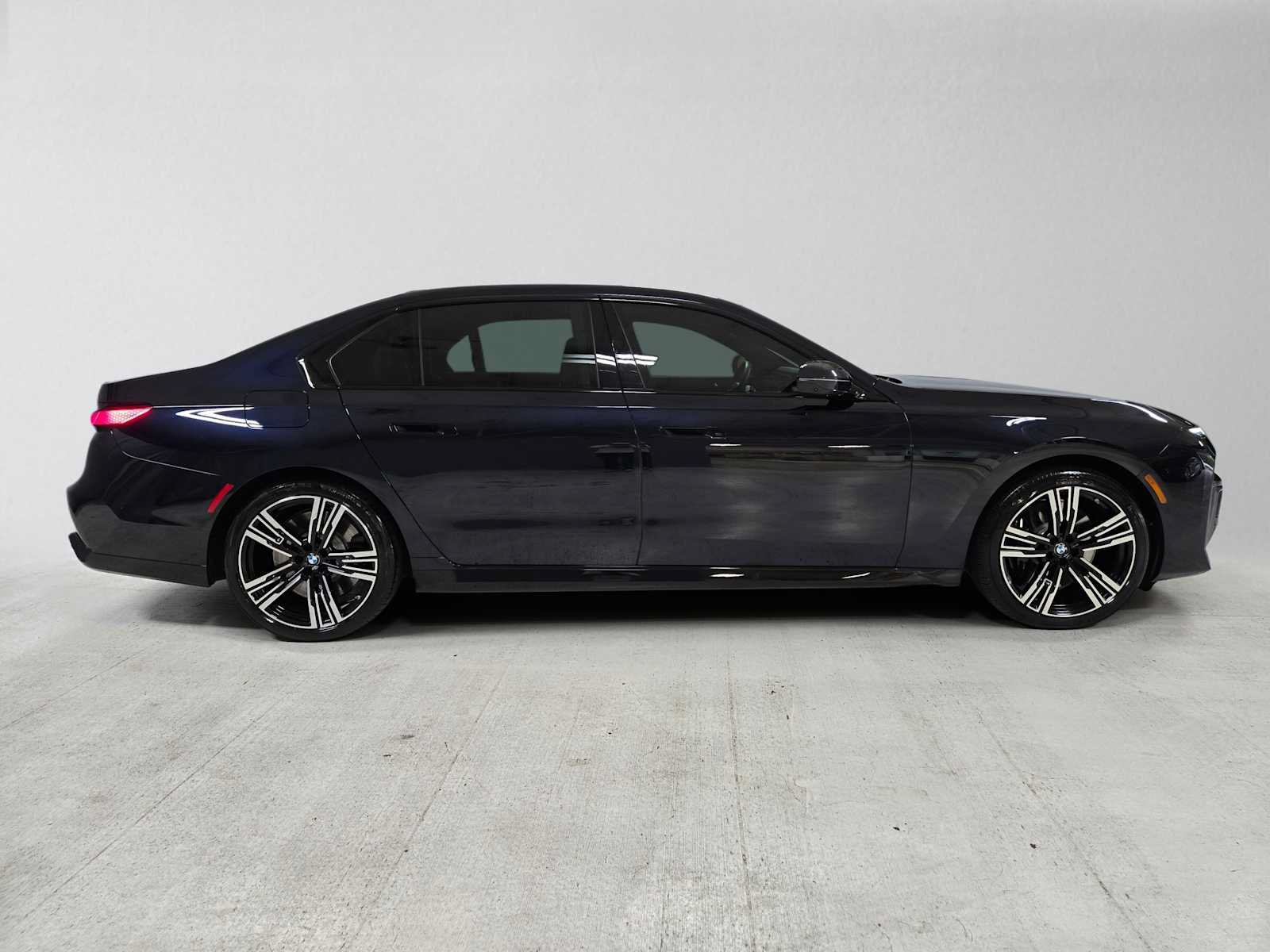Used 2024 BMW 760i xDrive AWD/4WD image 2