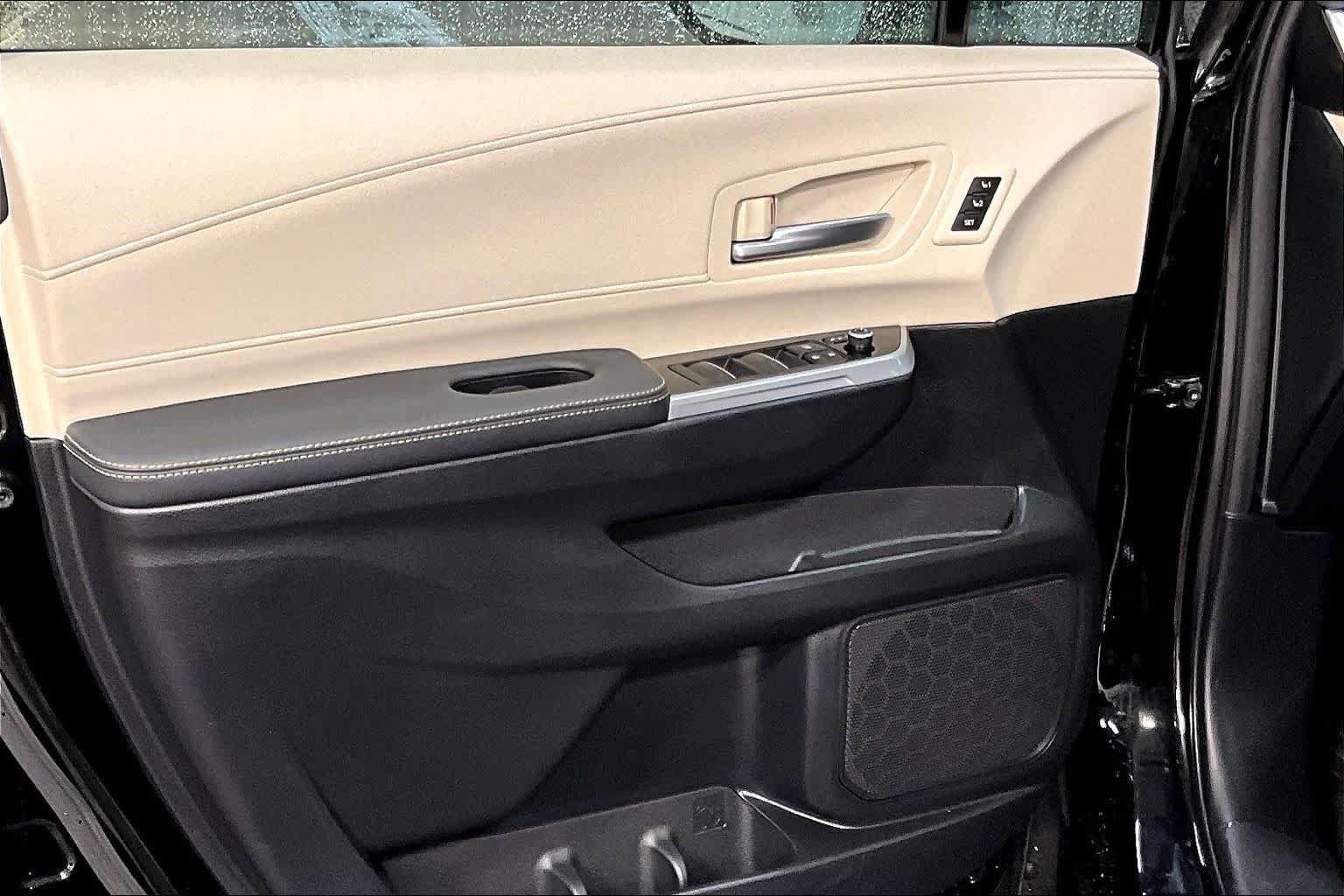 Used 2025 Toyota Sienna Platinum AWD/4WD image 22