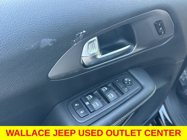 Used 2025 Chrysler Pacifica Select FWD image 19