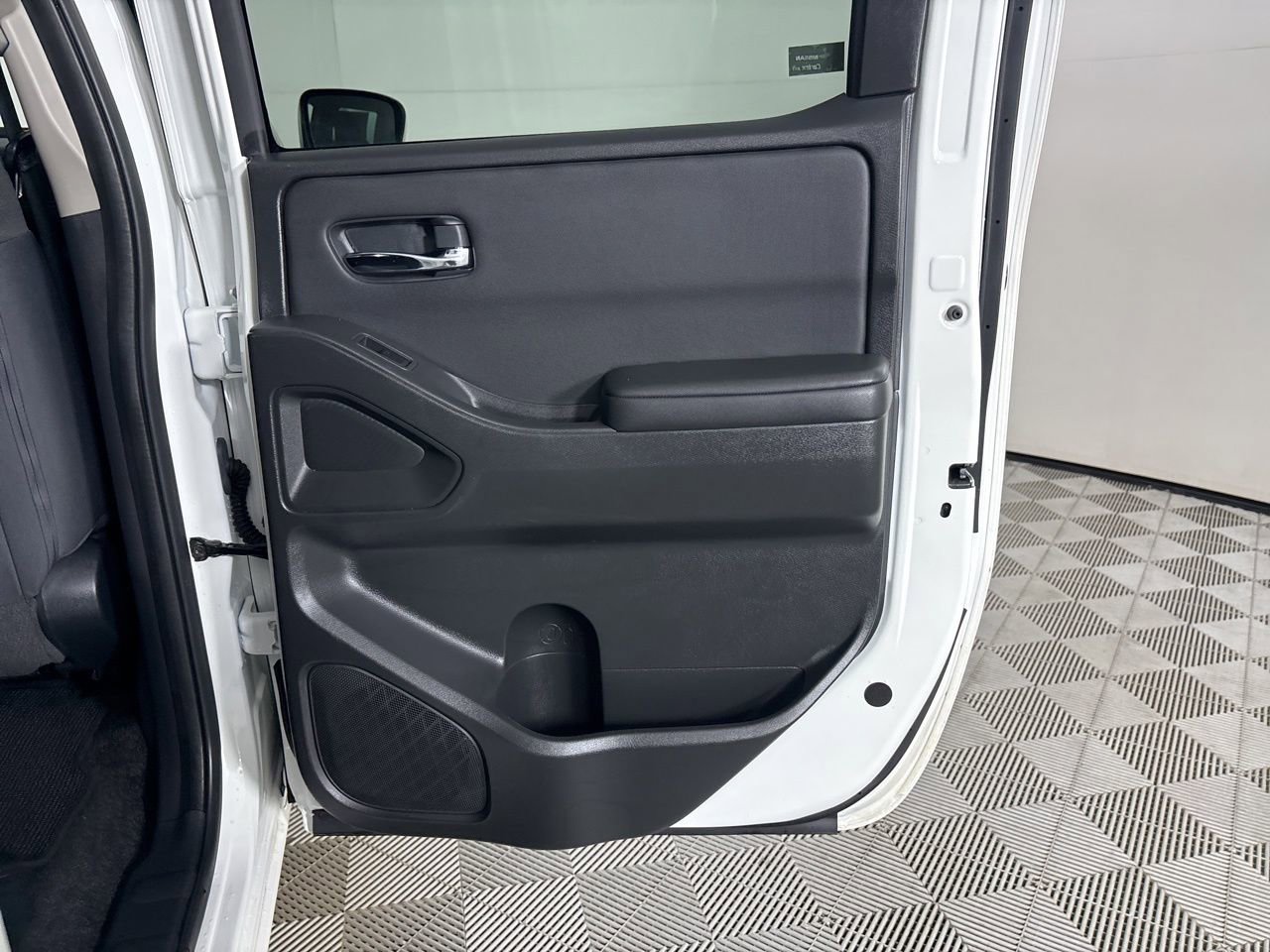 Used 2024 Nissan Frontier SV w/ SV Convenience Package image 23