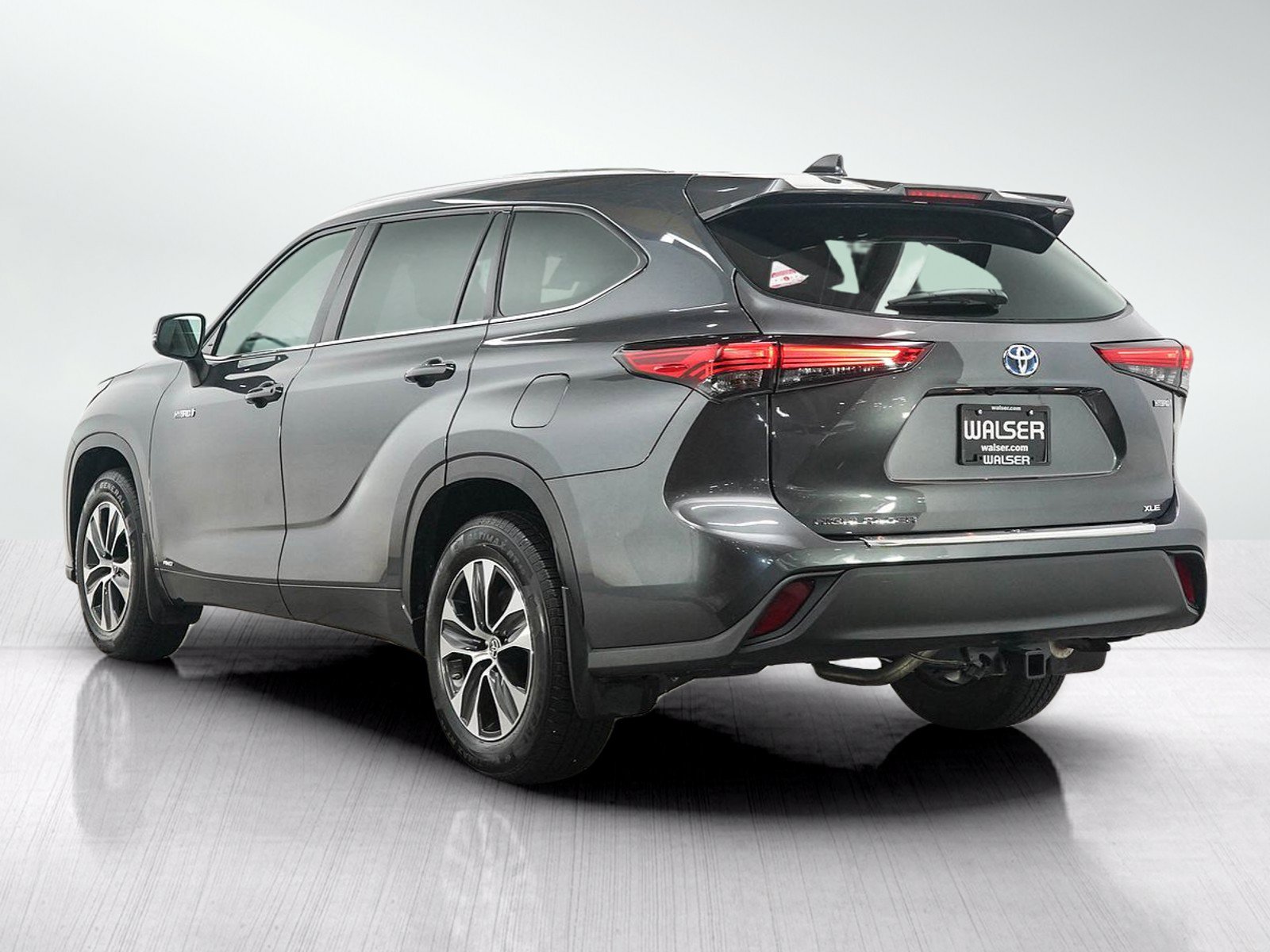 Used 2020 Toyota Highlander XLE AWD/4WD image 3