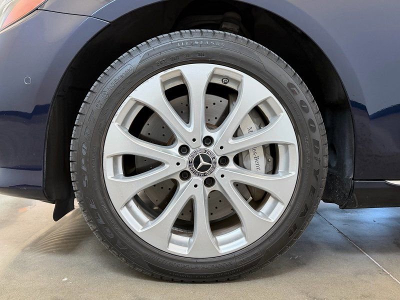 Used 2018 Mercedes-Benz E 400 4MATIC Wagon w/ Premium 2 Package image 11