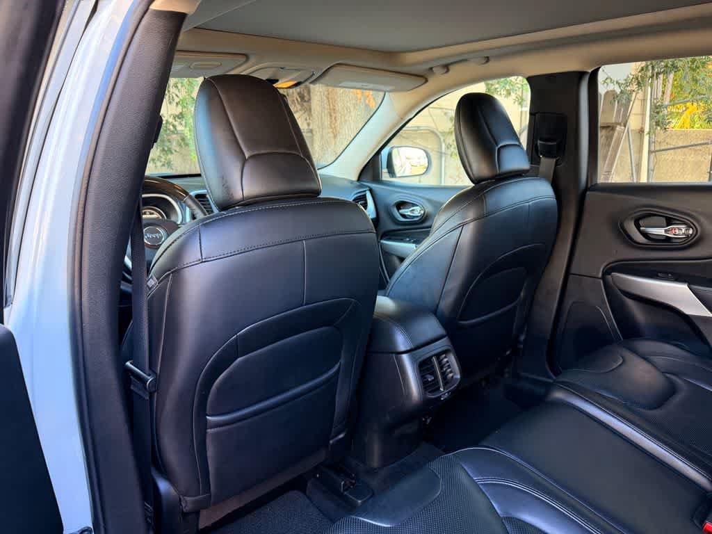 Used 2017 Jeep Cherokee Overland w/ Technology Group AWD/4WD image 12