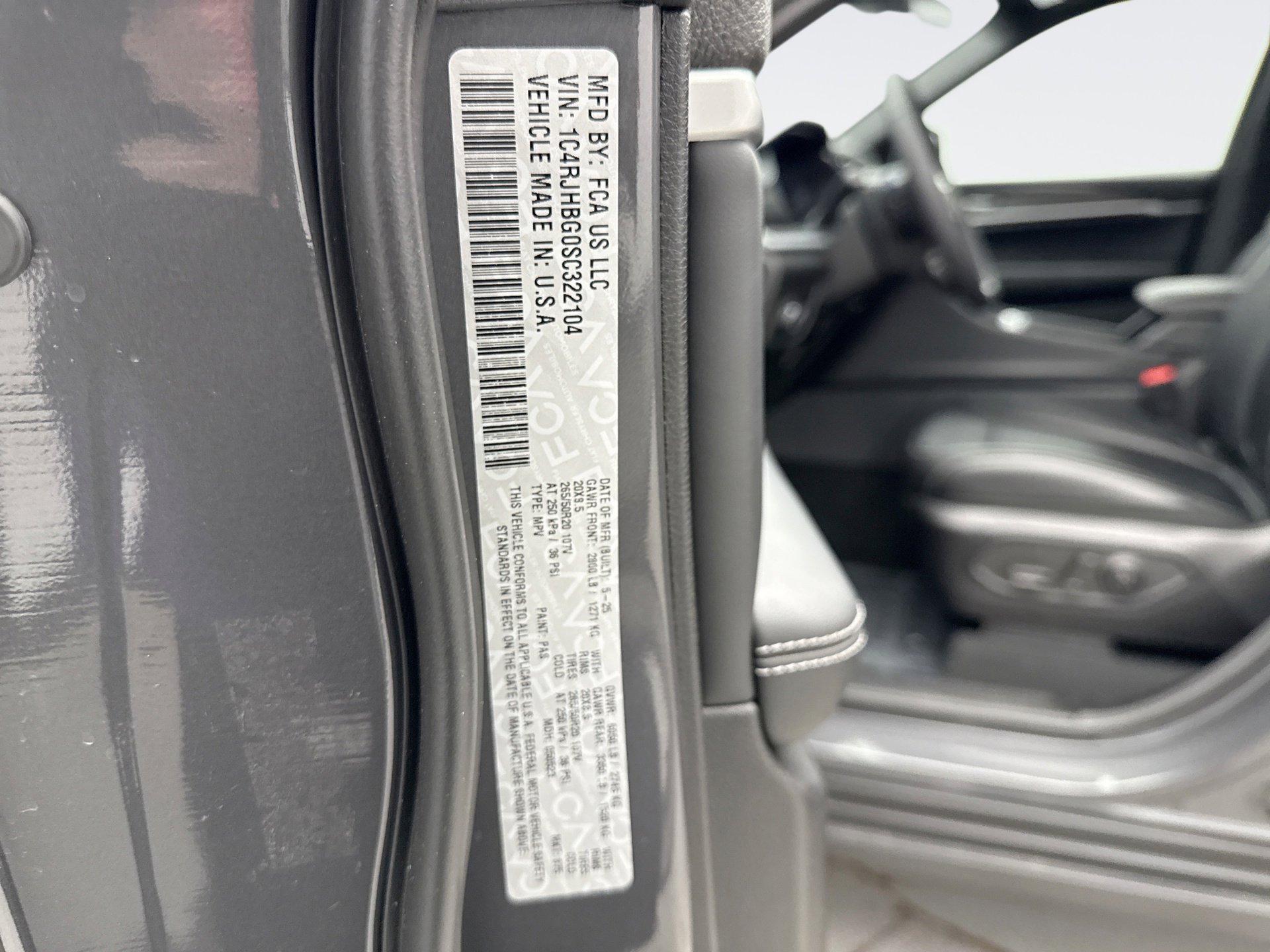 Used 2025 Jeep Grand Cherokee Limited w/ Black Appearance Package image 25