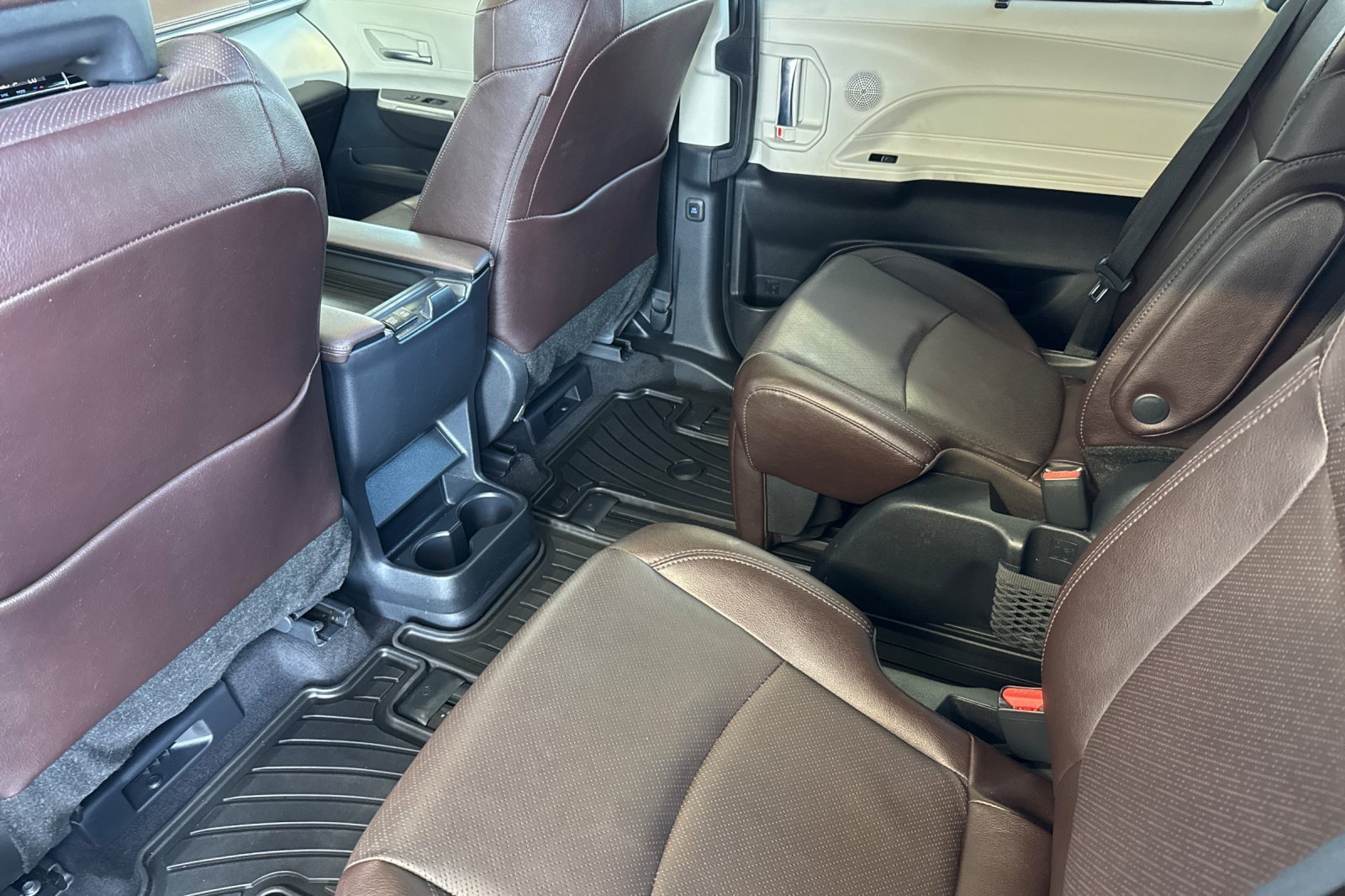 Certified 2023 Toyota Sienna Platinum FWD image 11