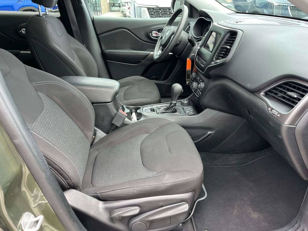 Used 2019 Jeep Cherokee Latitude w/ Popular Appearance Group AWD/4WD image 12