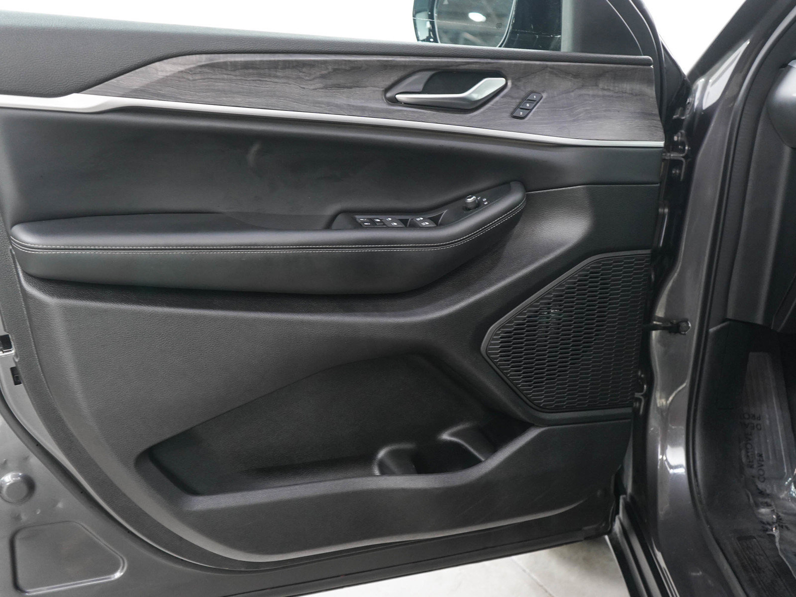Used 2024 Jeep Grand Cherokee L Limited w/ Black Appearance Package AWD/4WD image 19