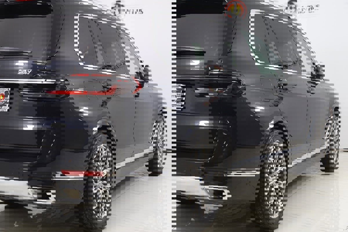 Used 2023 BMW X7 xDrive40i w/ Premium Package image 48
