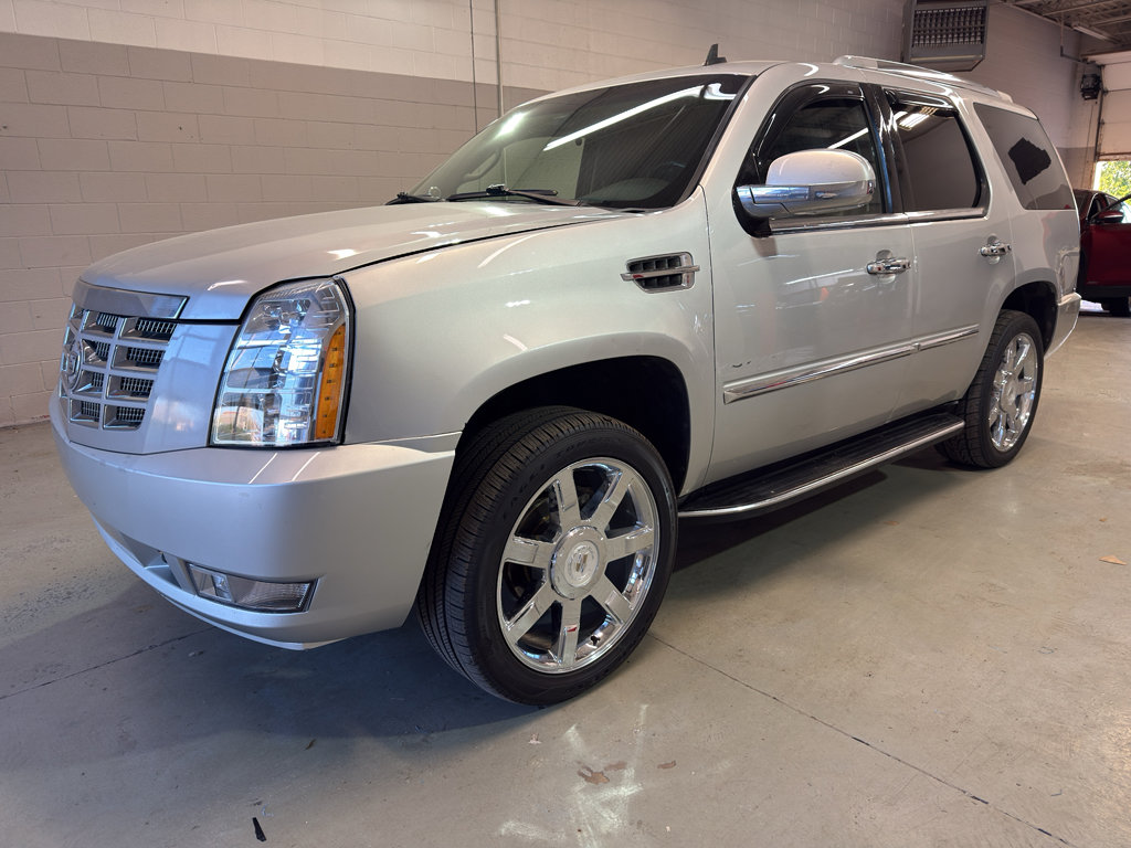 Used 2010 Cadillac Escalade Luxury AWD/4WD image 3