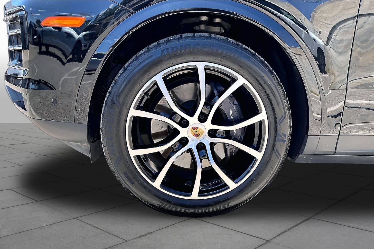 Used 2024 Porsche Cayenne AWD/4WD image 13
