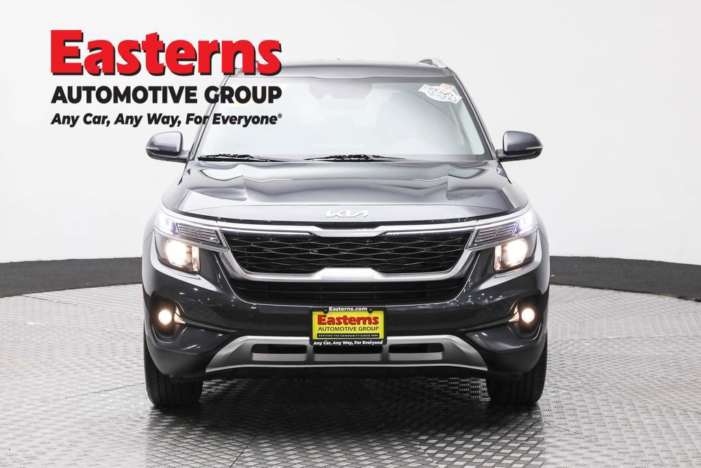 Used 2023 Kia Seltos EX image 2