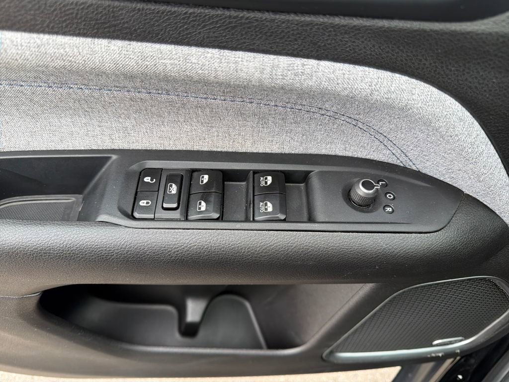 Used 2025 Jeep Compass Latitude w/ Sun & Sound Group image 24