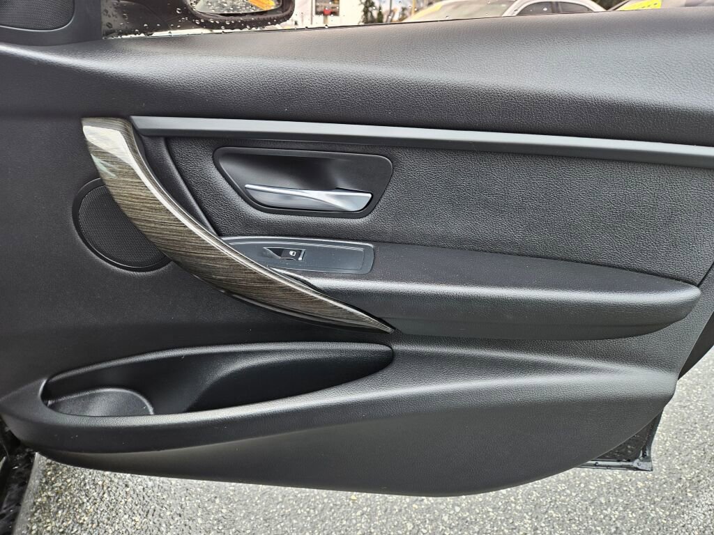 Used 2018 BMW 320i xDrive Sedan image 12