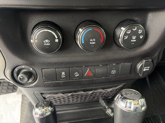 Used 2018 Jeep Wrangler Unlimited Sahara w/ Connectivity Group image 17