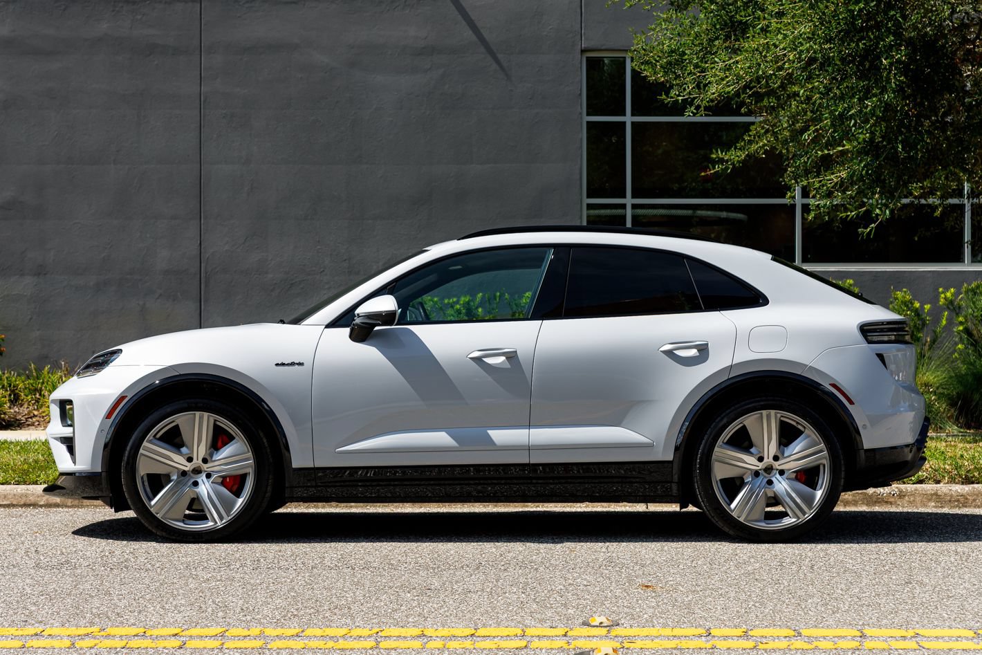 Used 2025 Porsche Macan Turbo Electric AWD/4WD image 19