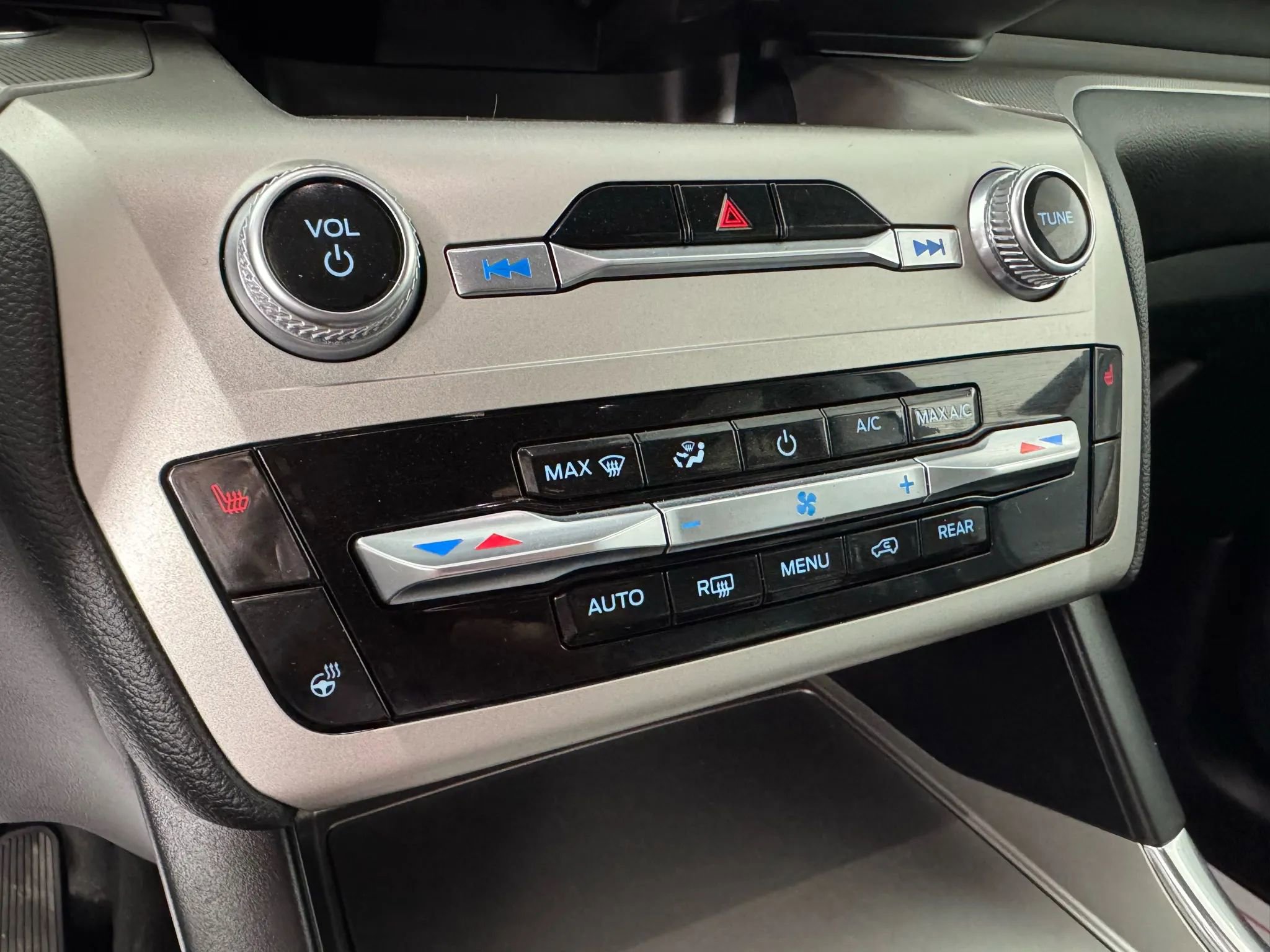 Used 2022 Ford Explorer XLT w/ Equipment Group 202A image 21