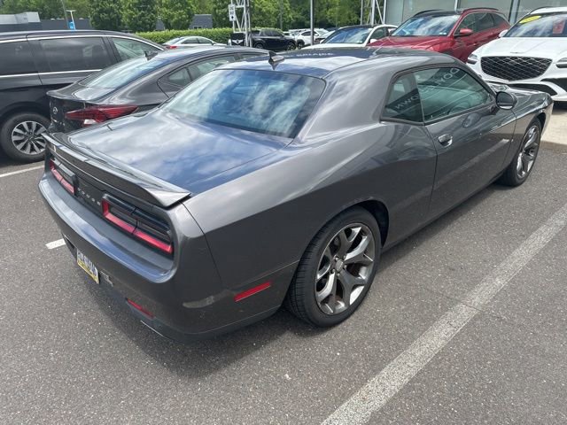 Used 2016 Dodge Challenger SXT w/ Driver Convenience Group RWD image 13