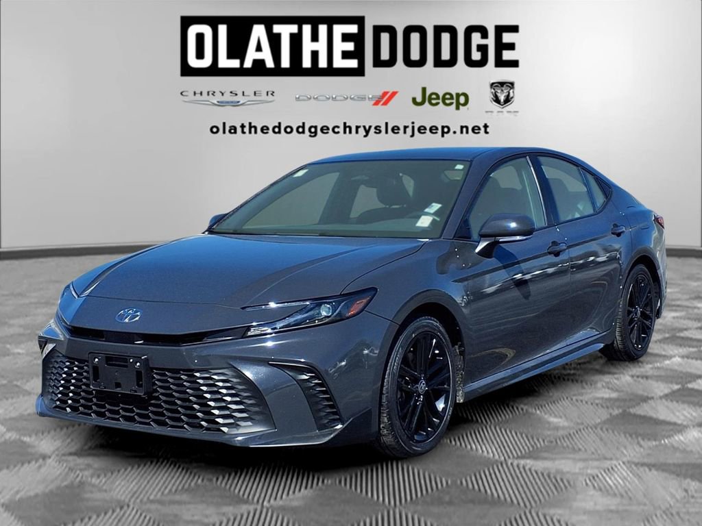 Used 2025 Toyota Camry SE image 1