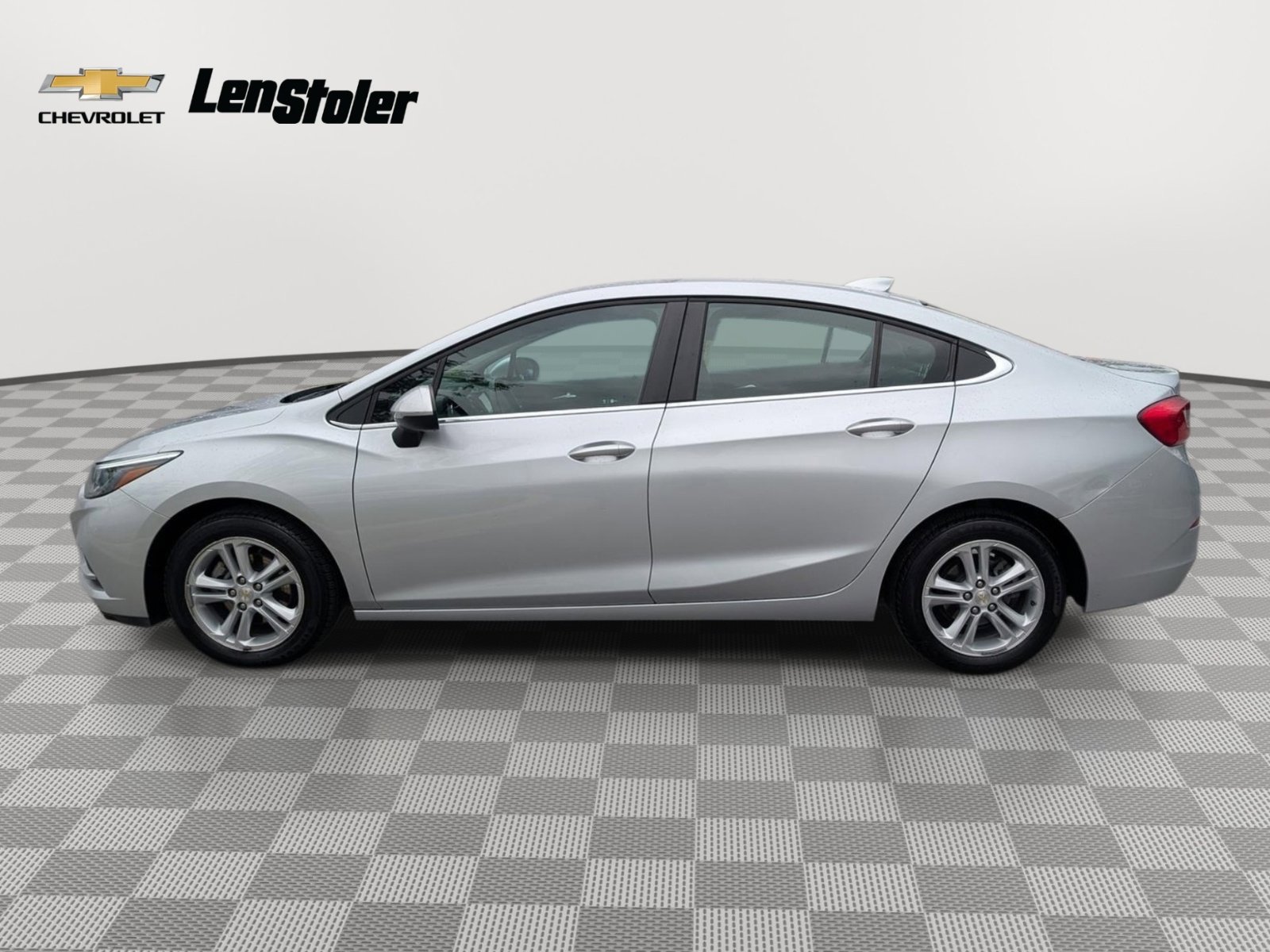 Used 2018 Chevrolet Cruze LT FWD image 2