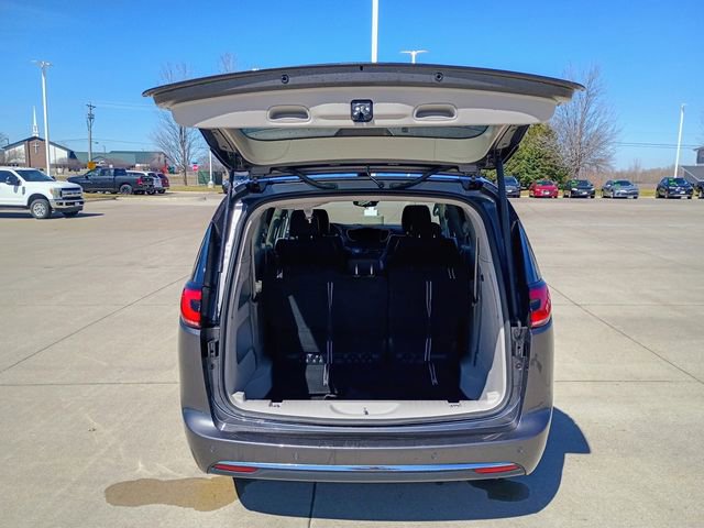 Used 2023 Chrysler Pacifica Touring-L image 17
