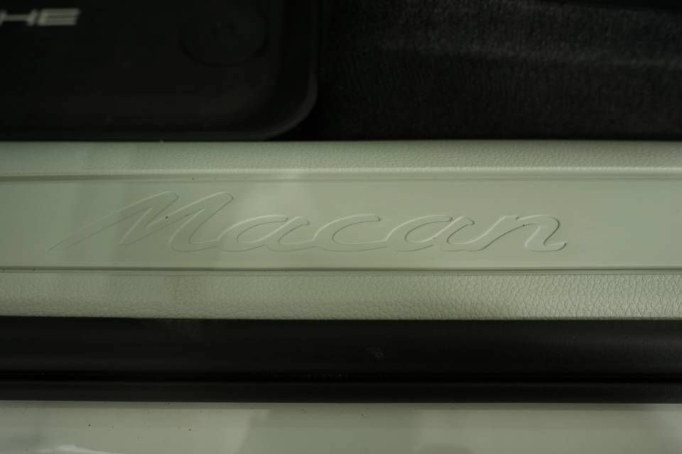 Certified 2026 Porsche Macan AWD/4WD image 32