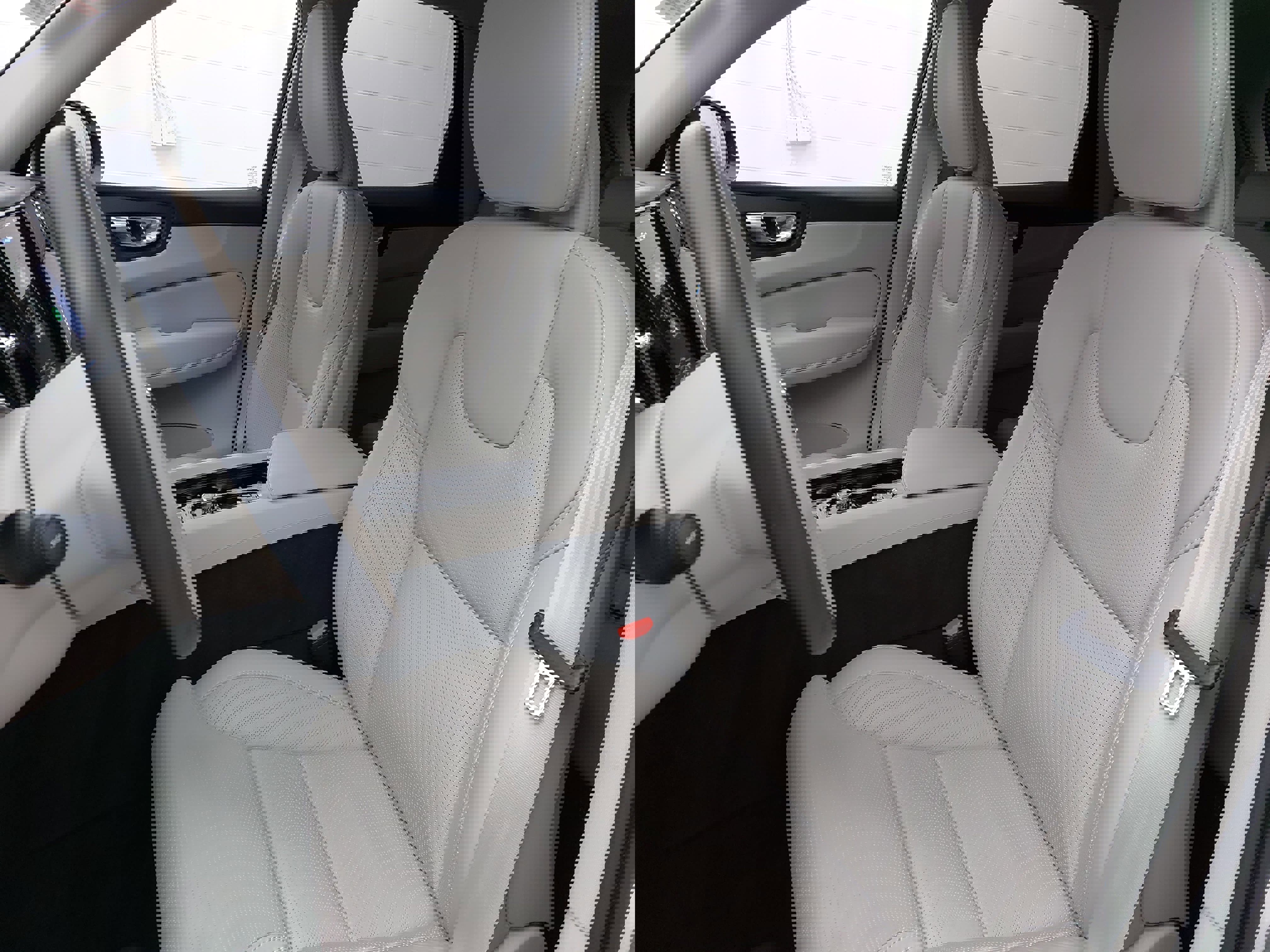 Used 2025 Volvo XC60 T8 Ultra w/ Protection Package Premier image 17