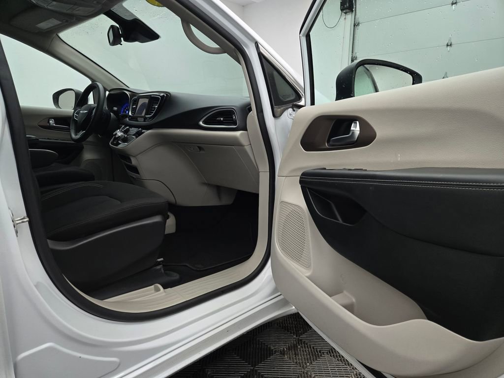 Used 2023 Chrysler Voyager LX image 28