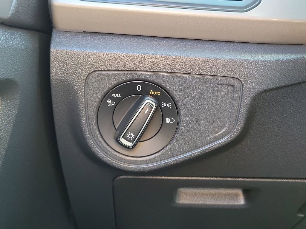 Used 2020 Volkswagen Atlas Cross Sport SE w/ Panoramic Sunroof Package image 17