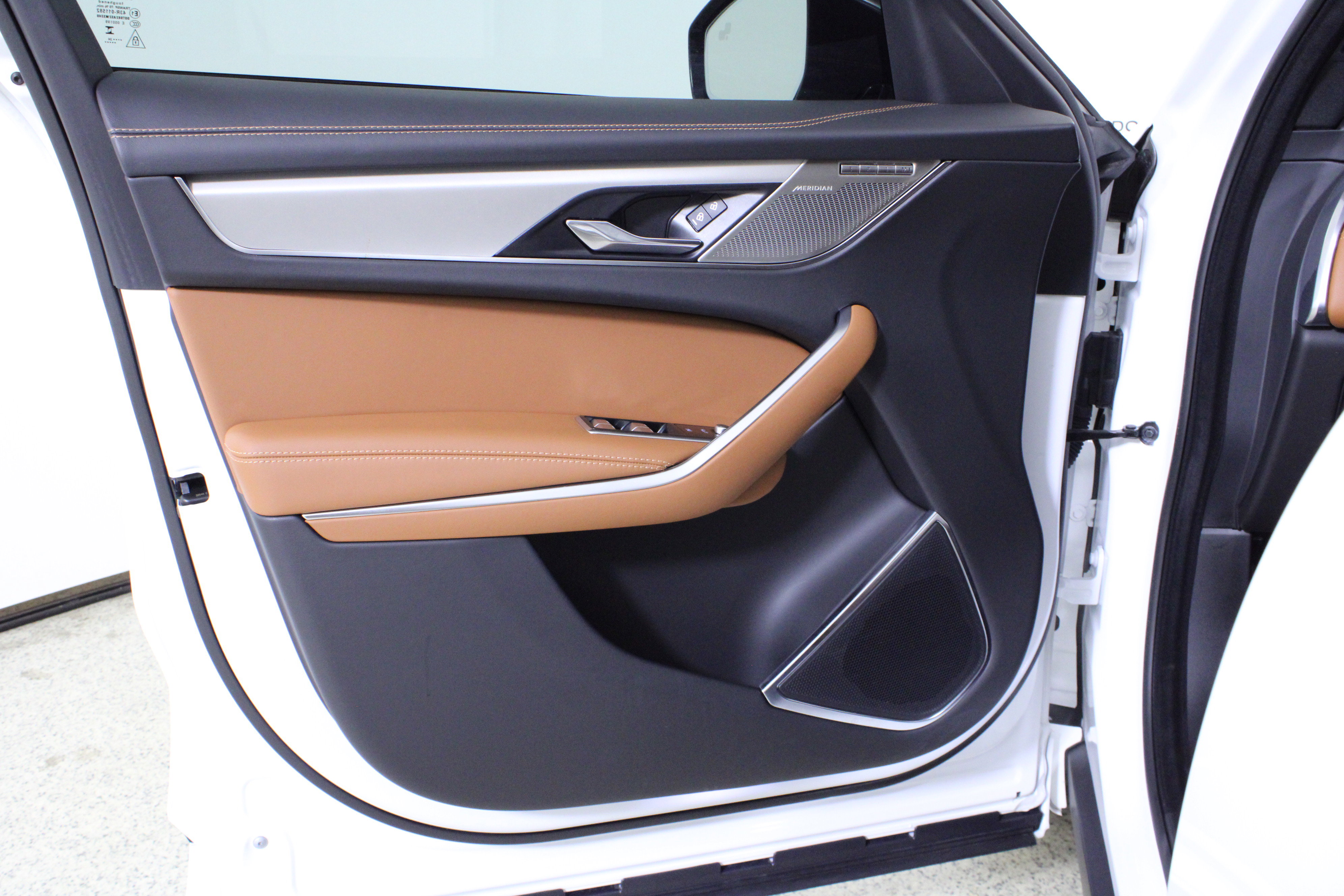 Certified 2025 Jaguar F-PACE R-Dynamic S AWD/4WD image 18