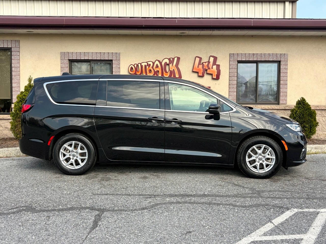 Used 2023 Chrysler Pacifica Touring-L FWD image 33