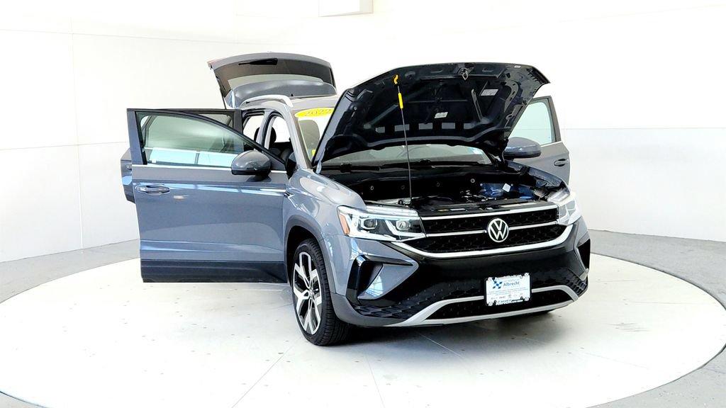 Used 2022 Volkswagen Taos SEL w/ Panoramic Sunroof Package AWD/4WD image 9