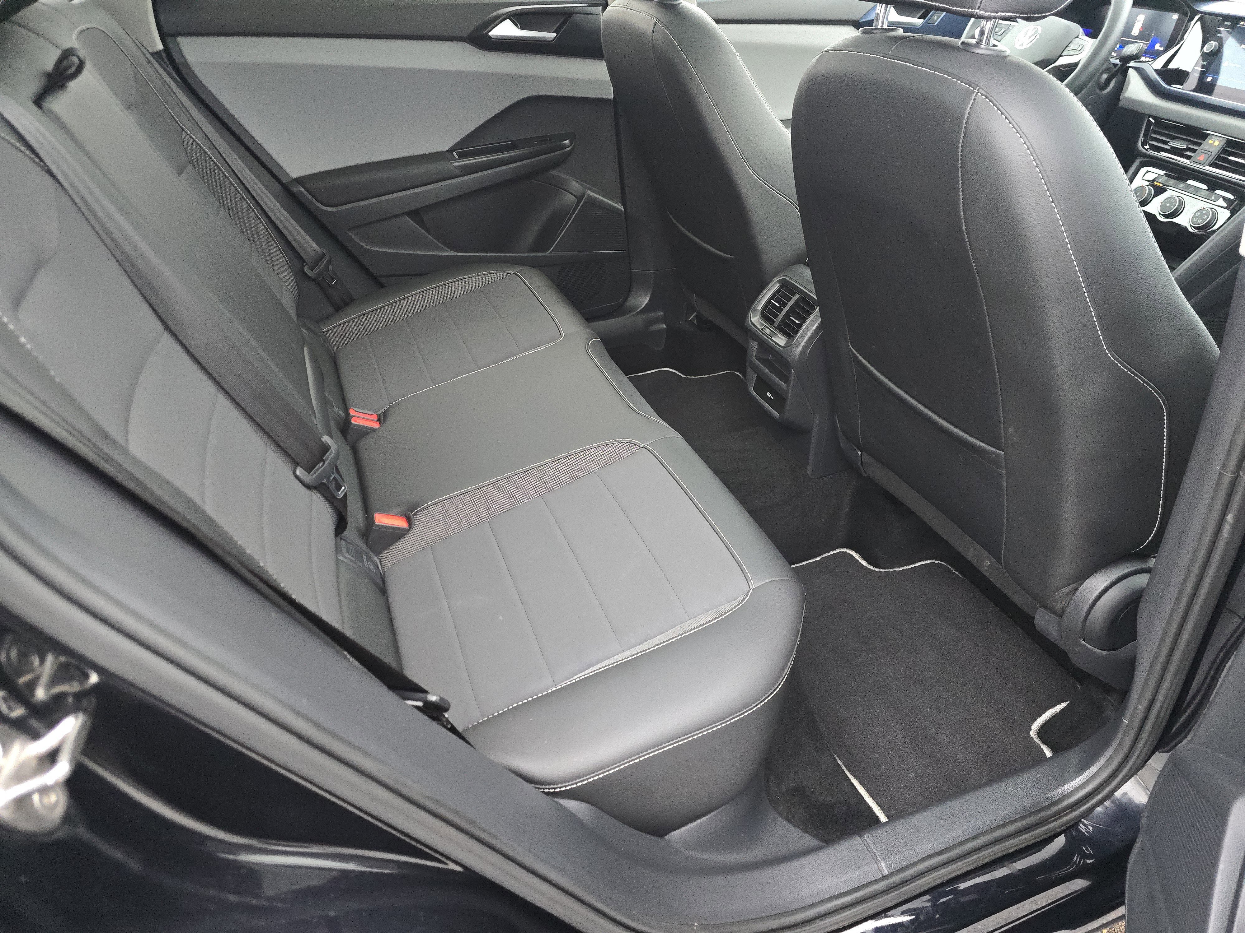 Certified 2023 Volkswagen Taos SE w/ Panoramic Sunroof Package image 17