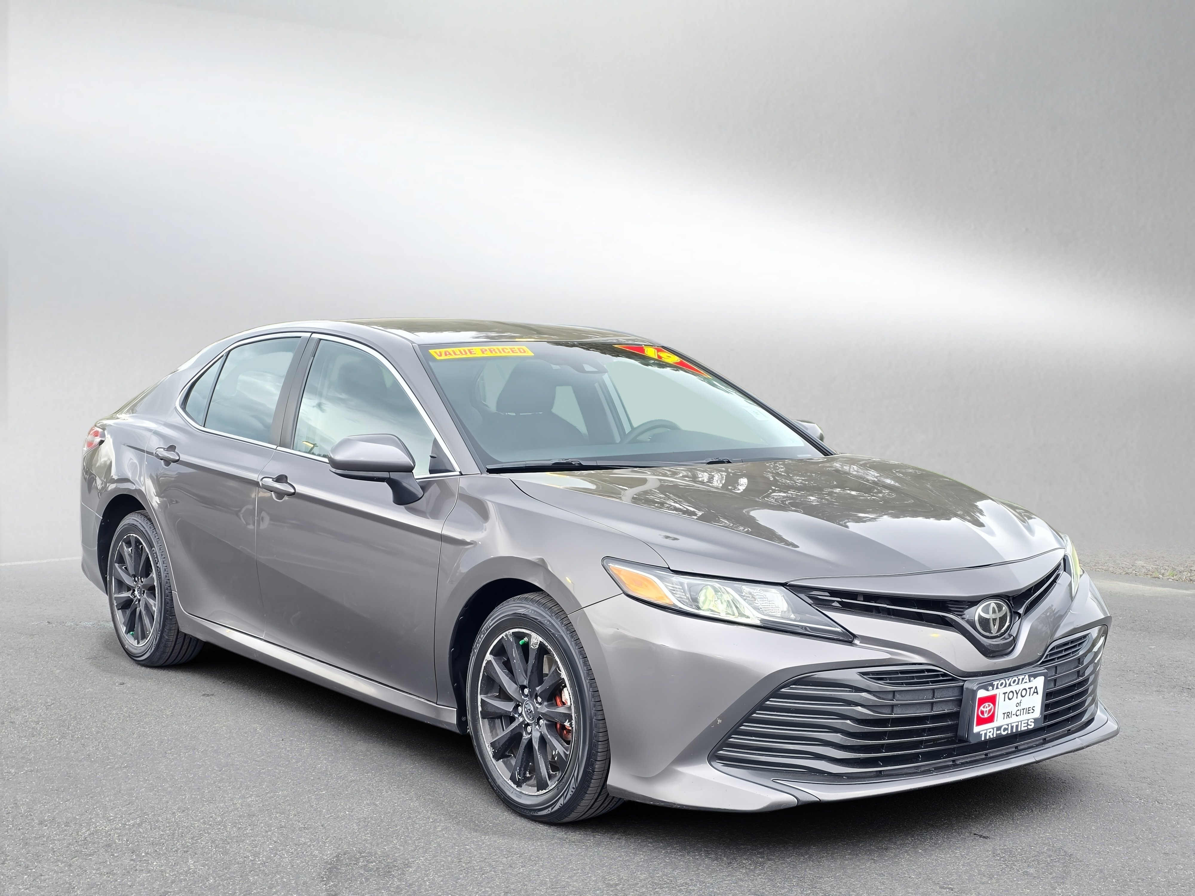Used 2019 Toyota Camry LE FWD image 7