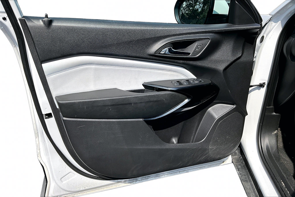 Used 2025 Chevrolet Trax LT FWD image 19