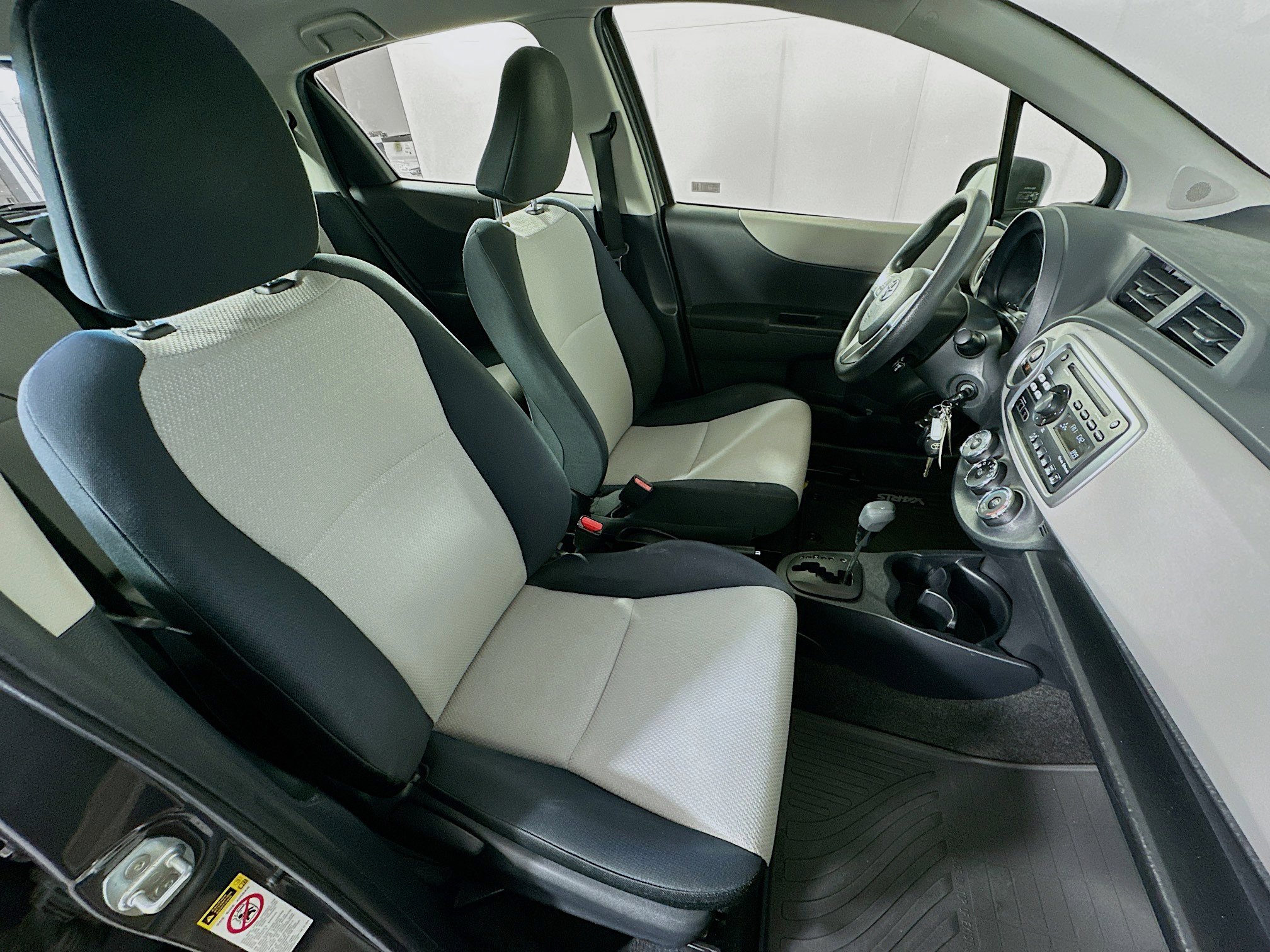 Used 2013 Toyota Yaris LE image 27